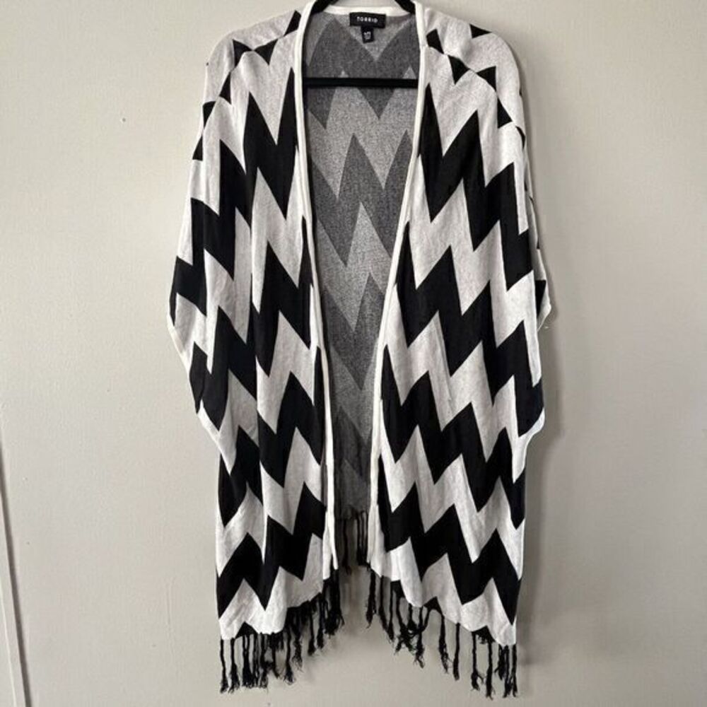 Torrid Chevron Ruana Kimono Duster Poncho Cardigan Fringe Knit 4/5 Black & White